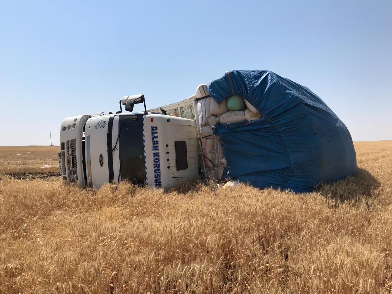 Saman yüklü kamyon devrildi: 6 yaralı Saman yüklü kamyon devrildi: 6 yaralı